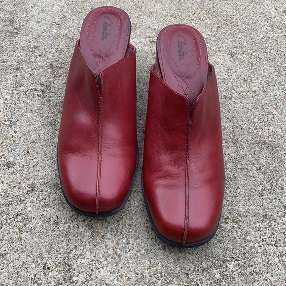 clarks red clogs
